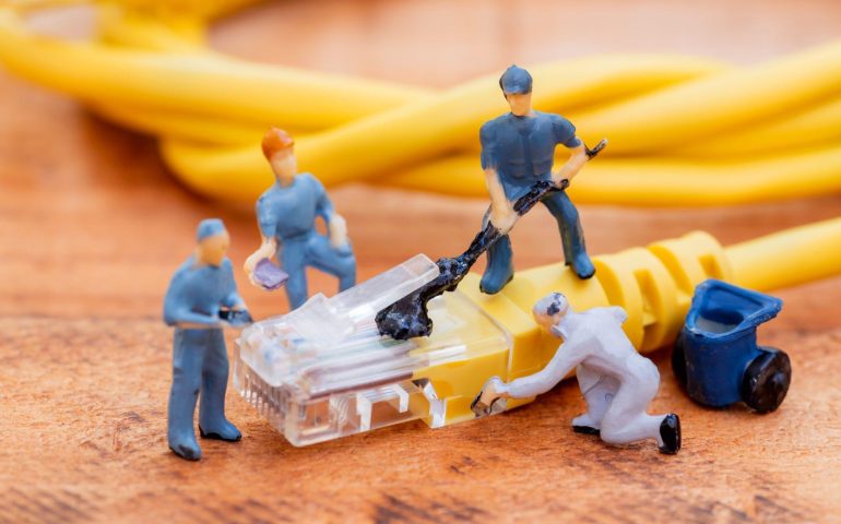 close-up-miniature-technician-teamwork-maintenance